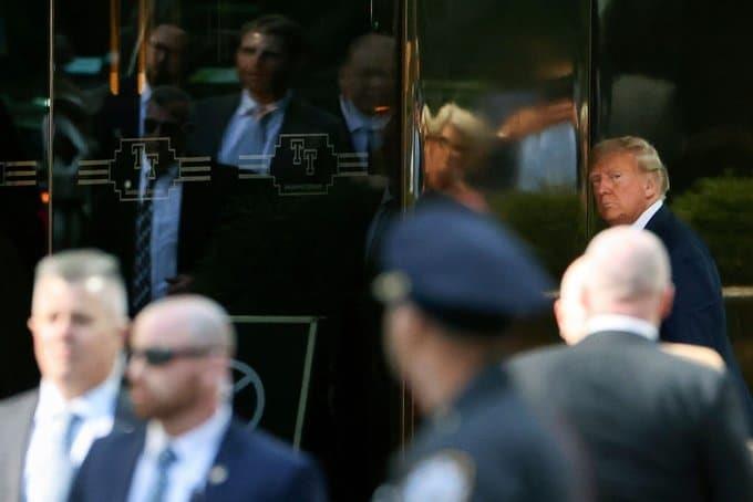 Llega Trump a NY para su audiencia