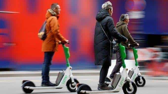 Prohíbe París scooters eléctricos