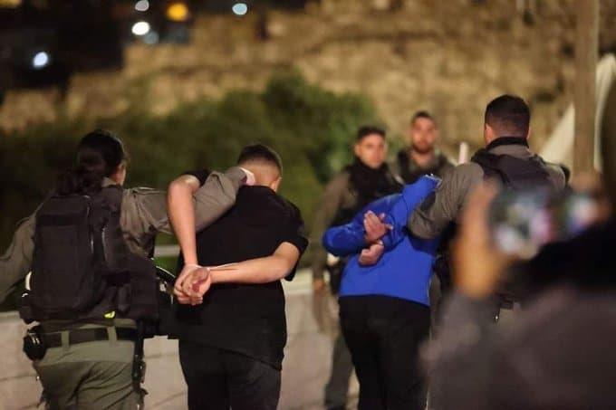 Detienen a 400 por choques dentro de mezquita en Jerusalén
