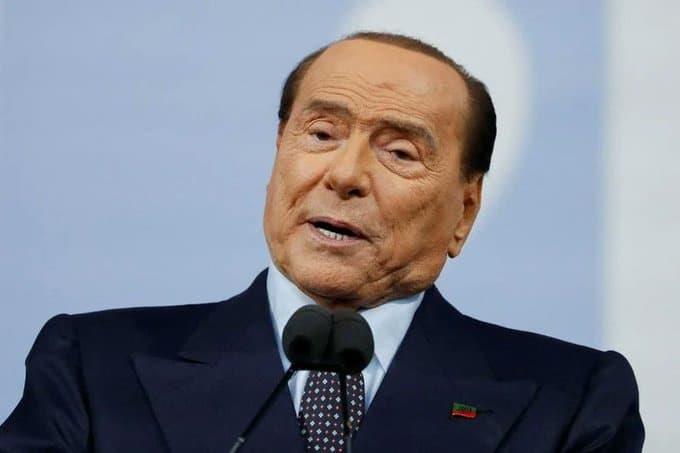 Hospitalizan a Berlusconi