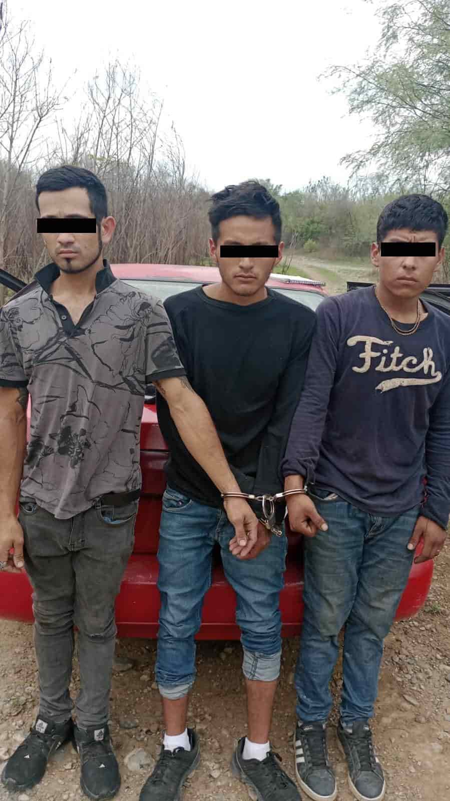 Tres jóvenes que realizaban sus necesidades fisiológicas en la vía pública junto a un auto con reporte de robo en el cual viajaban, fueron detenidos en Cadereyta