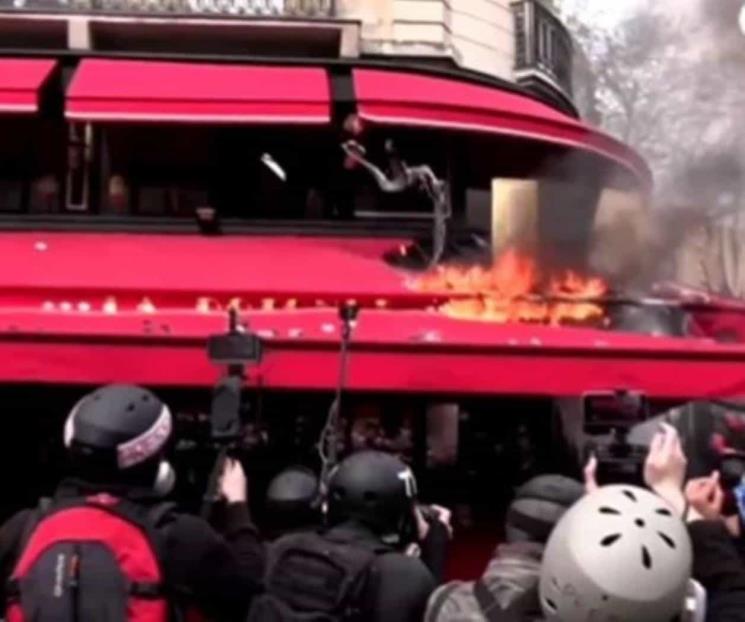 Protestantes incendian restaurante favorito de Macron