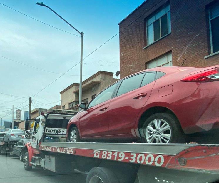 Levanta tránsito de Monterrey autos mal estacionados