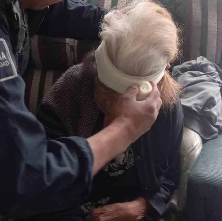 Policías de Escobedo le brindaron los primeros auxilios a una mujer de la tercera edad que sufrió una caída