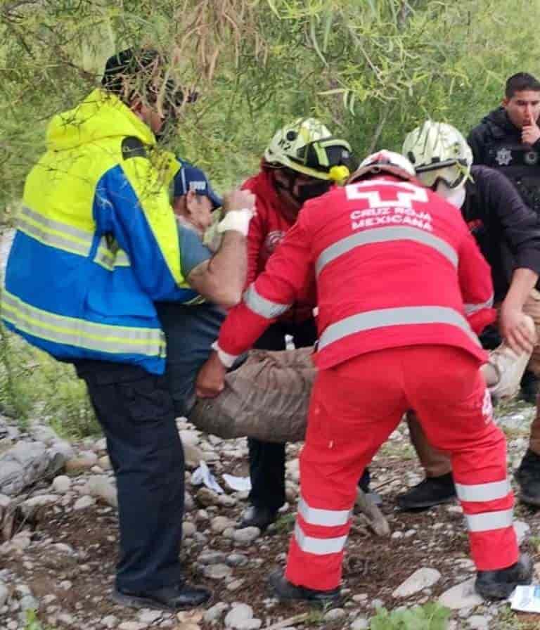 Elementos de Protección Civil Municipal de Montemorelos, rescataron a un hombre que fue encontrado herido por arma blanca, en una Comunidad de esta localidad