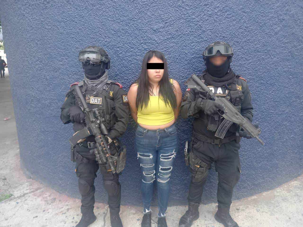 Una intensa movilización policiaca se registró en el municipio de Juárez, al reportarse el hallazgo de una mujer sin vida y cubierta con una cobija, en el camellón central de la colonia Terranova Residencial