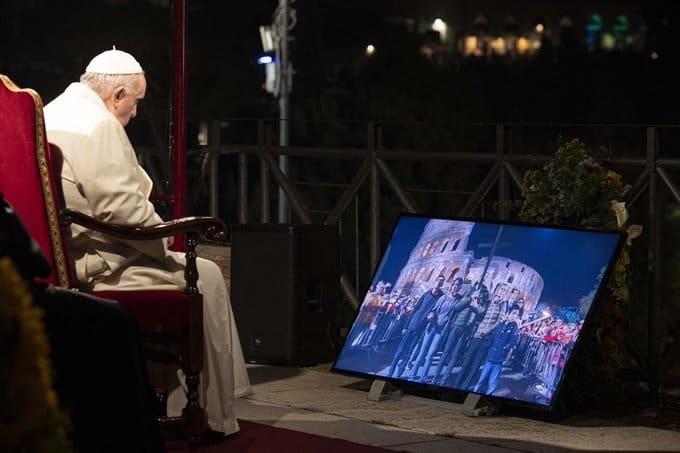 ¡Larga vida al Papa! aclaman en servicio del Viernes Santo
