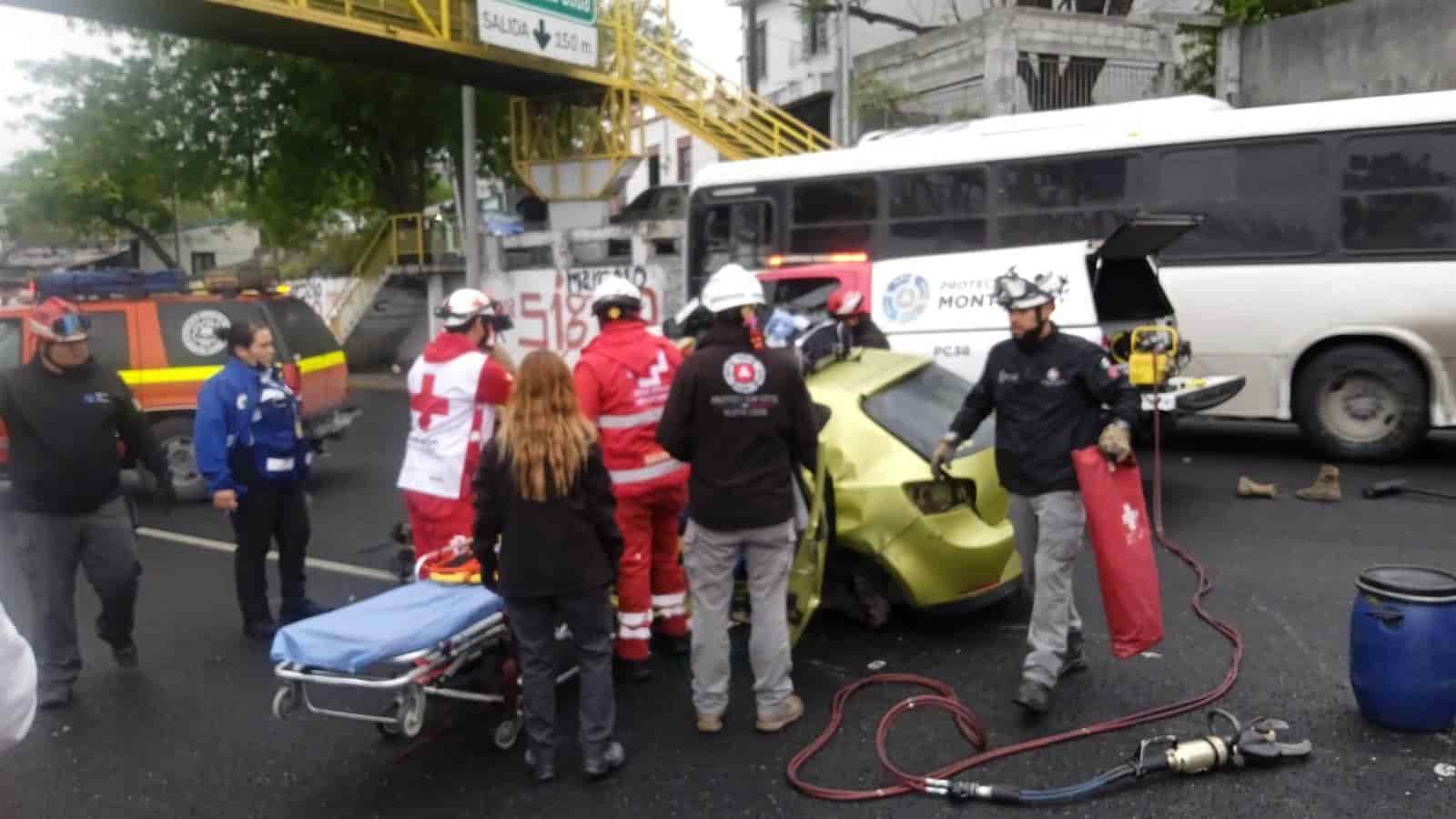 El conductor de un vehículo compacto quedó prensado tras estrellarse contra una torre de alta tensión, en la Avenida Morones Prieto