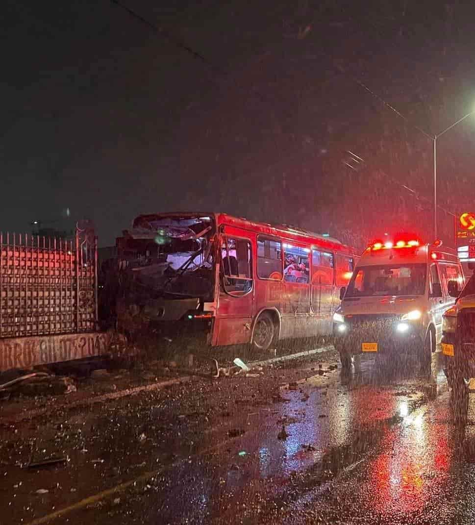 La falta de pericia aunado a la velocidad sobre pavimento mojado, provocó que el operador de una ruta urbana se estrellara contra una barda, resultando al menos diez pasajeros heridos, en Monterrey