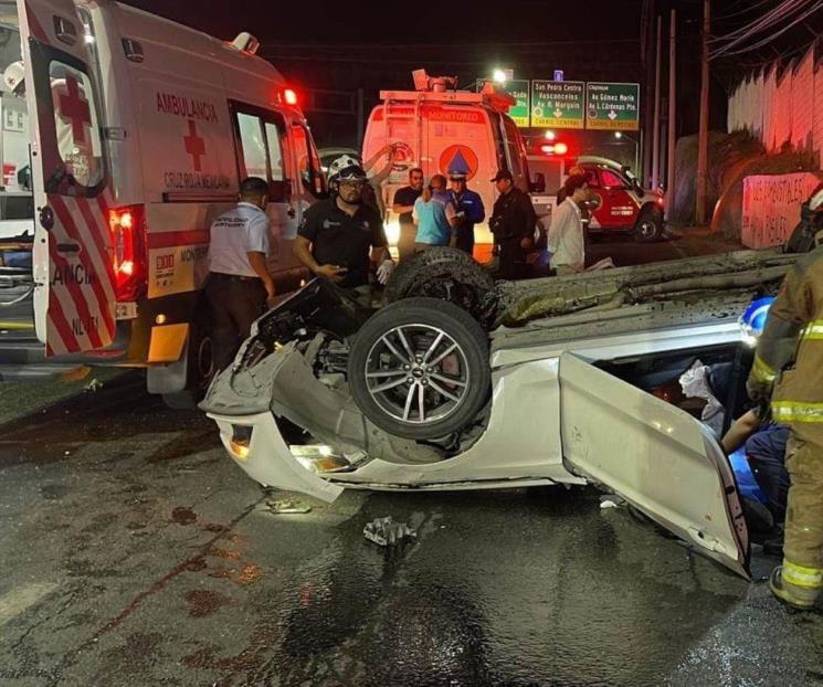 Deja volcadura en Monterrey un muerto y cuatro heridos