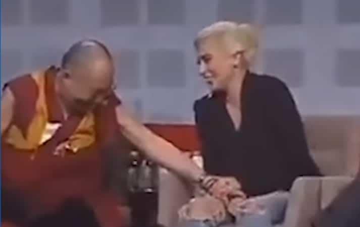 Reviven video del Dalái Lama toqueteando a Lady Gaga