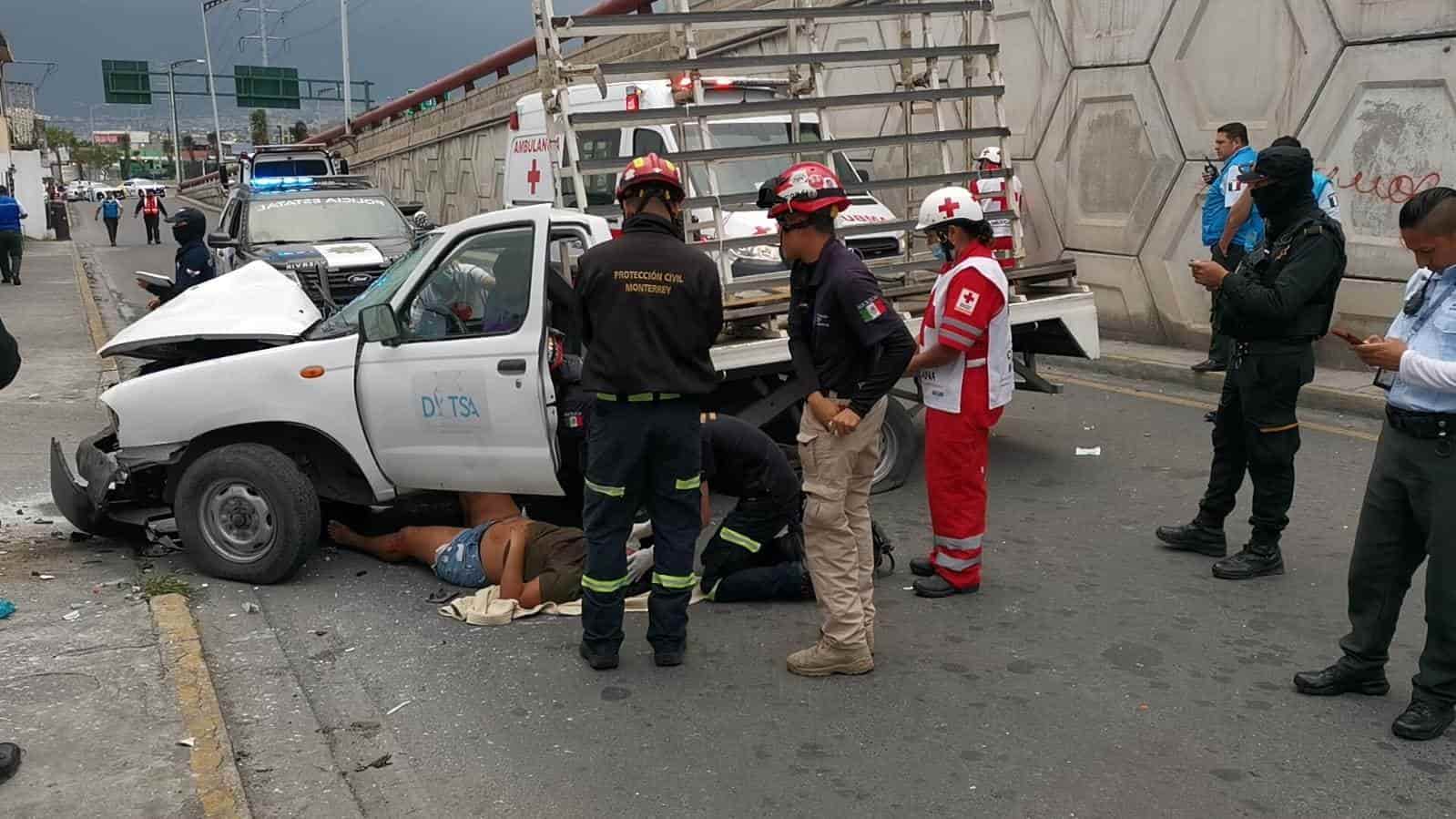 Una pareja que viajaba en una camioneta resultó lesionada luego de estrellarse contra una pared en los carriles laterales de la Avenida Bernardo Reyes, antes de Almazán, en la Colonia Topo Chico, ayer al norte de Monterrey