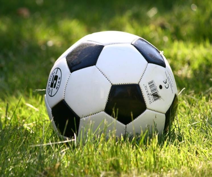 Niño muere en partido de futbol tras recibir un balonazo