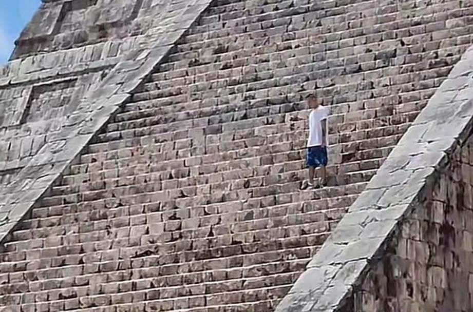 Exhiben a otro turista por subir a pirámide de Chichen Itzá