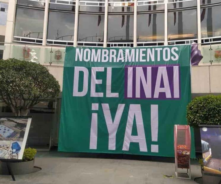 Panistas liberan tribuna; Monreal ofrece gestionar diálogo