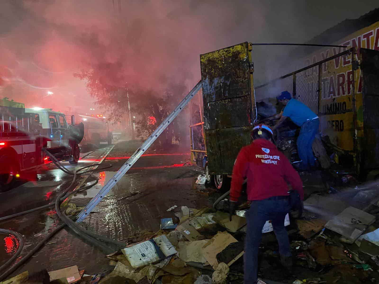 Un remolque con cartón se incendió en la Colonia San Bernabé, lo que alertó a los vecinos del sector que pidieron la ayuda de las autoridades