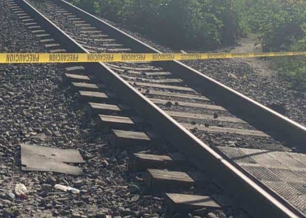 El cadáver de un hombre con las piernas amputadas y sobre la Vía a Matamoros, fue encontrado la madrugada de ayer en el municipio de Apodaca, tras ser atropellado por el tren