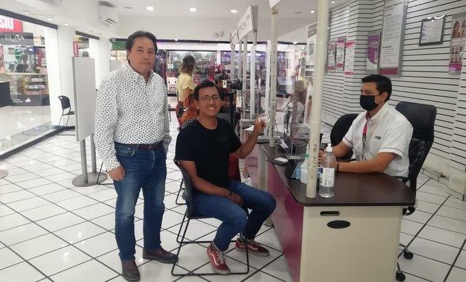 INE entrega credencial a una persona No Binaria en Mérida