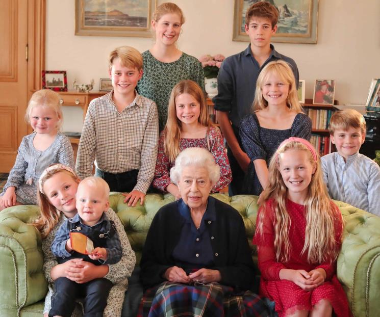 Revelan foto nunca vista de la reina Isabel II