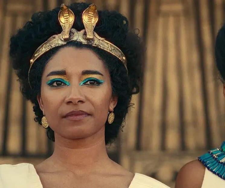 Demandan a Netflix por actriz en serie de Cleopatra