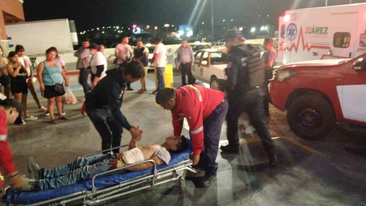 Dos paramédicos de Protección Civil del municipio de Juárez, terminaron con diversas lesiones, al ser atacados por un joven al que llegaron para ayudarlo, después de sufrir diversas heridas de arma blanca