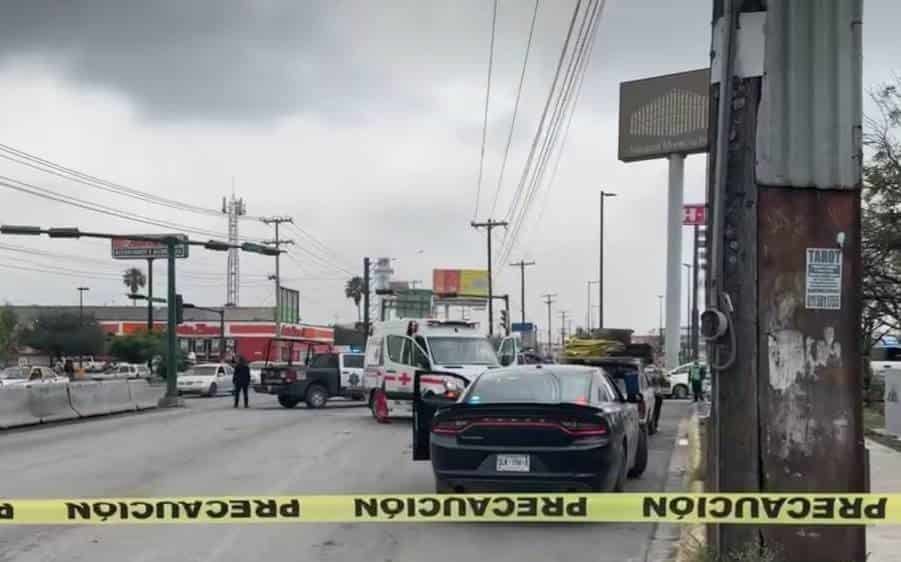Un hombre murió luego de intentar cruzar la Avenida Acapulco y ser atropellado por un transporte urbano de la Ruta 116 que se dio a la fuga con todo y pasajeros, la tarde de ayer en el municipio de Guadalupe