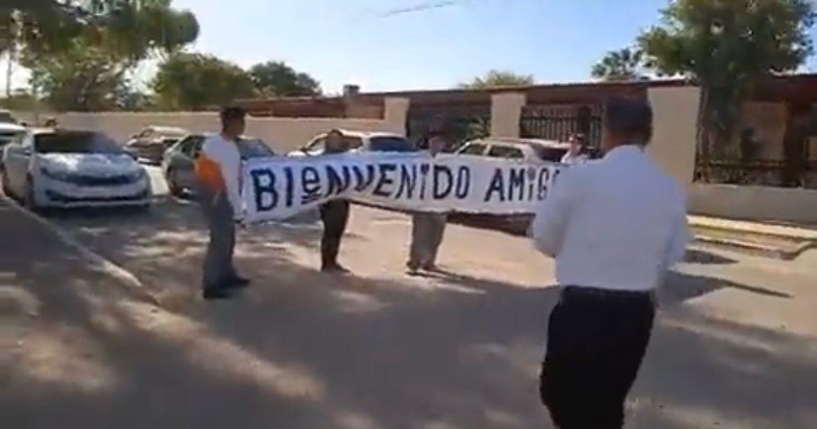 Alumnos en Sonora bloquean calle y tocan canción a diputado