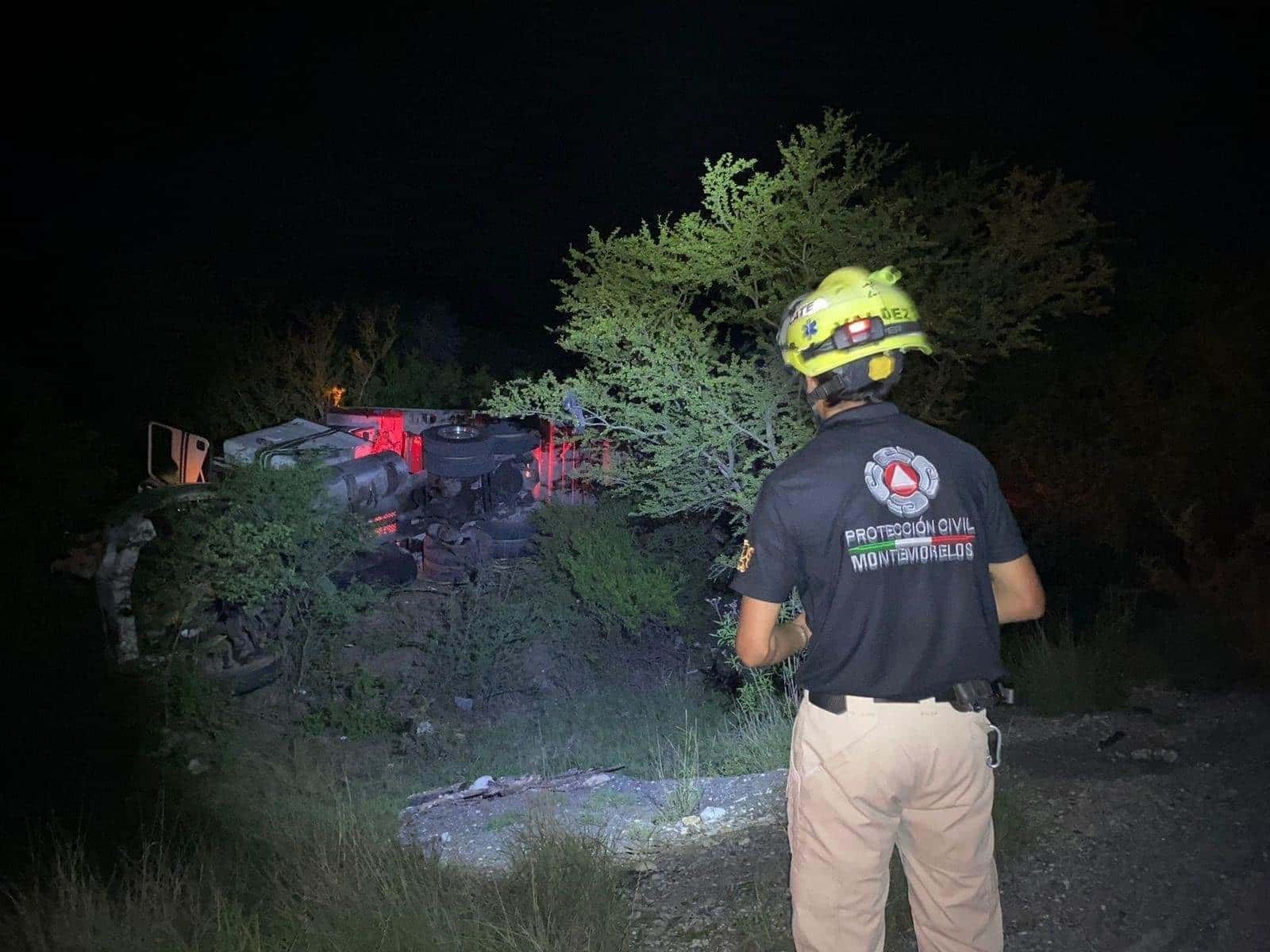 Un operador de quinta rueda, terminó con lesiones de consideración, al volcar su unidad, en un tramo carretero del municipio de Montemorelos
