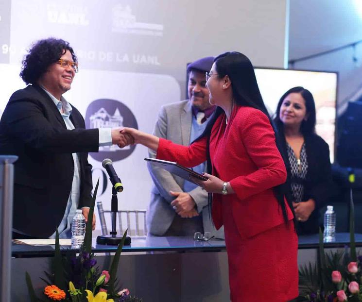 Recibe Ana Macías Chiu reconocimiento al Mérito Editorial