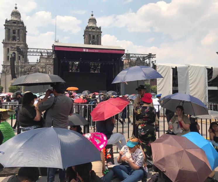 Fans de Rosalía esperan concierto en el Zócalo bajo el sol