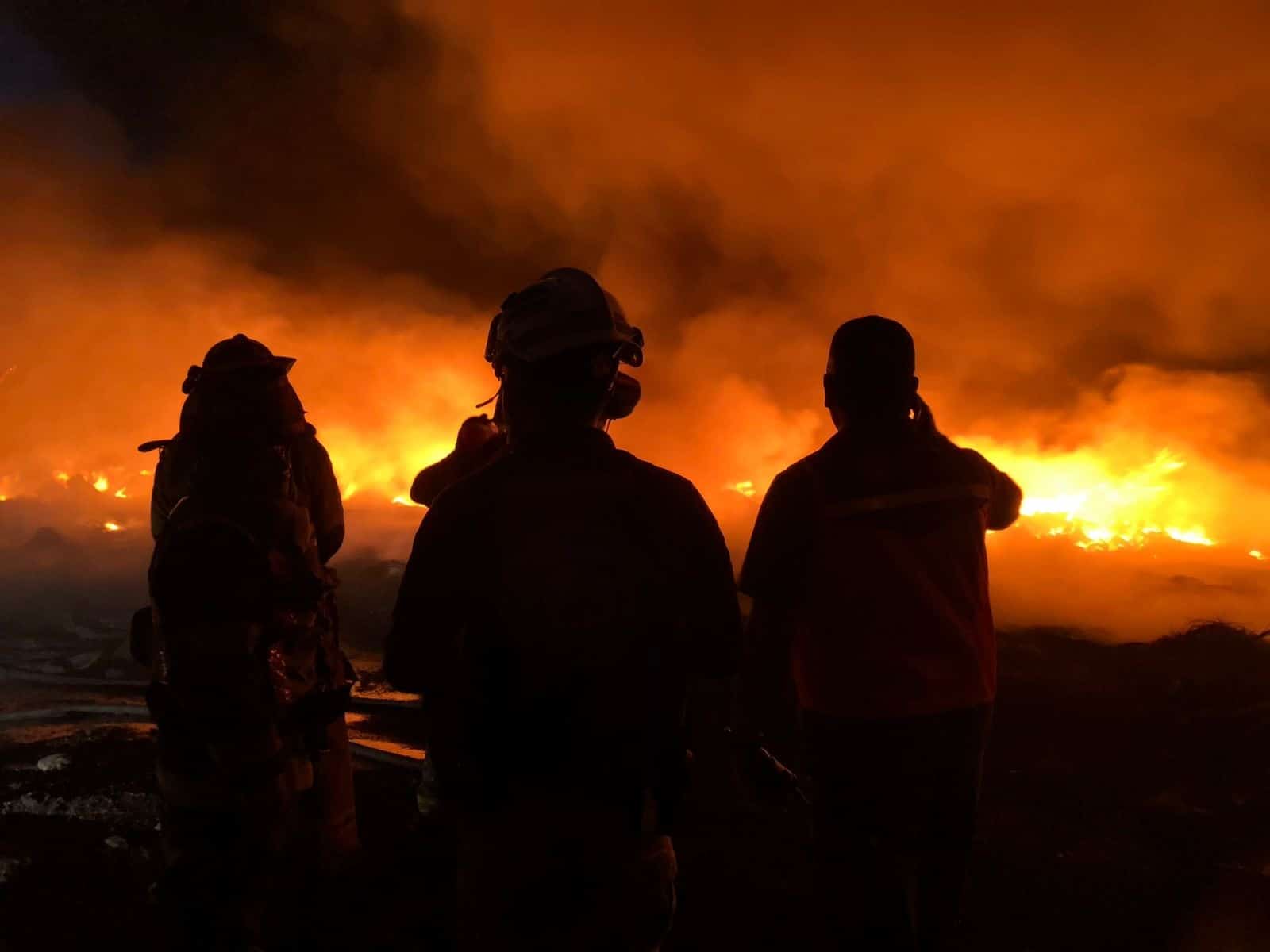 El incendio de una recicladora de llantas, movilizó a los cuerpos de auxilio quienes trabajan para sofocar el siniestro, en Escobedo