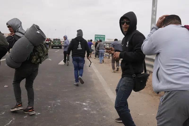 Crece tensión entre migrantes en la frontera de Chile-Perú