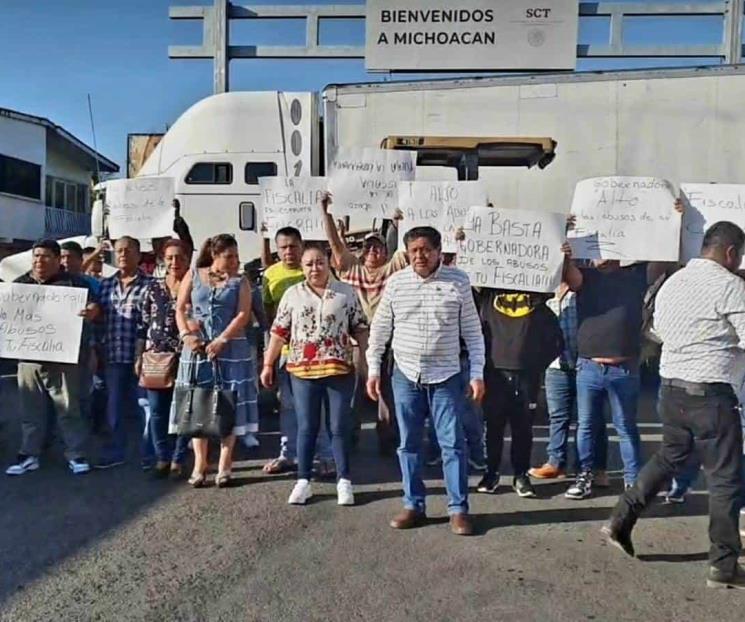Alcaldes de Tierra Caliente bloquean carretera