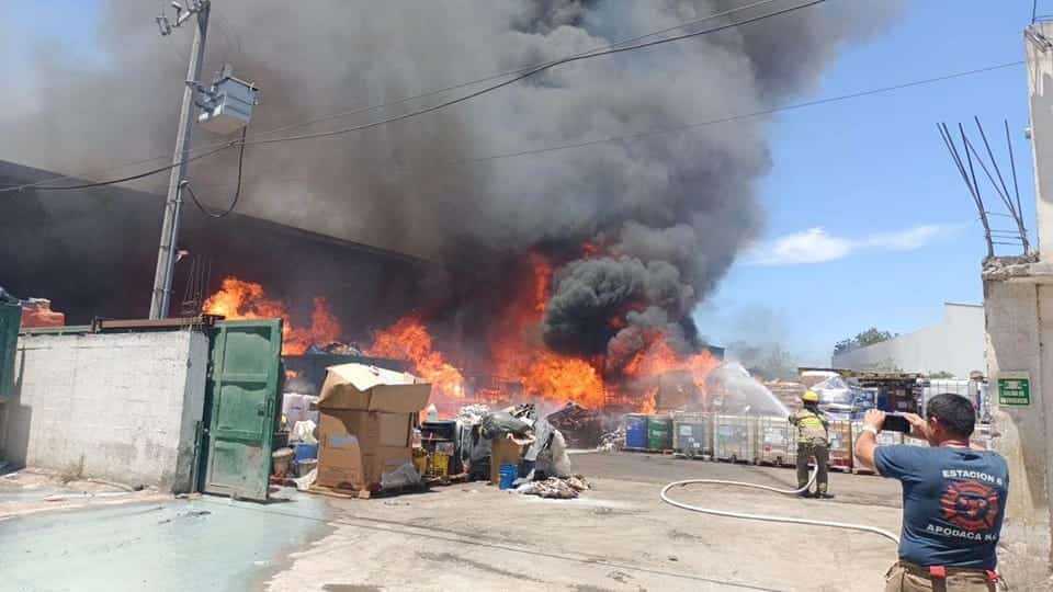 Una intensa movilización de los puestos de socorro se registró en el municipio de Apodaca, al reportarse un incendio de grandes proporciones, en una empresa recicladora de químicos