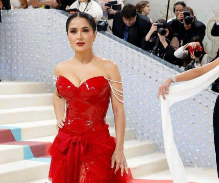 Salma Hayek conquista la Met Gala con sensual look rojo