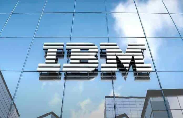 IBM reemplazaría casi 8 mil empleos con IA: Bloomberg