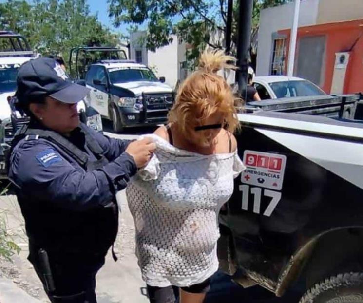 Ataca mujer con fuego a policías