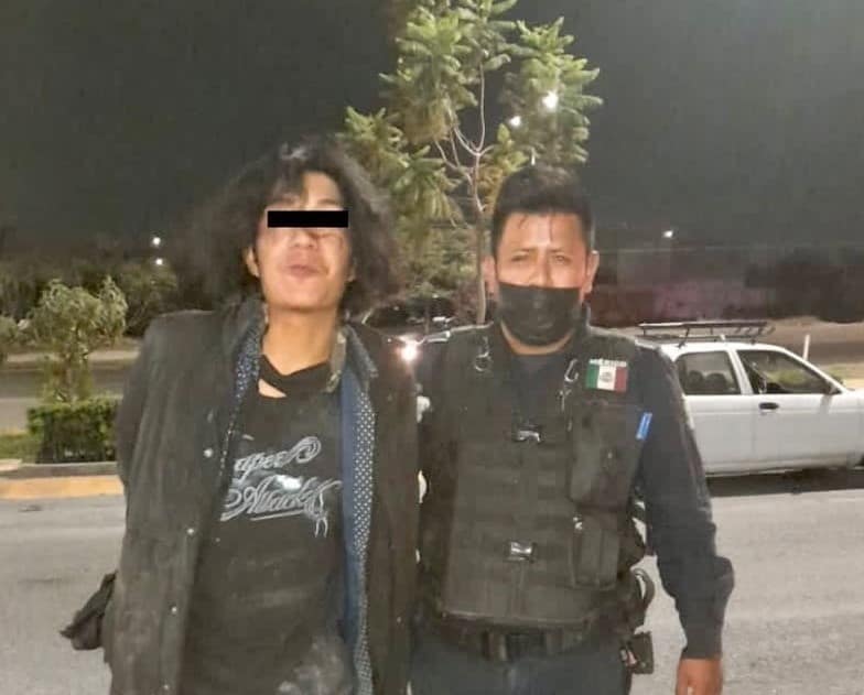 Elementos de la Secretaria de Seguridad Pública de Juárez, lograron la detención de dos hombres, que intentaron atacar sexualmente a una mujer, en la Colonia Bugambilias en dicha localidad.Mencionaron que al llegar a lugar, fueron atacados con cuchillos por los sospechosos, quienes intentaron escapar