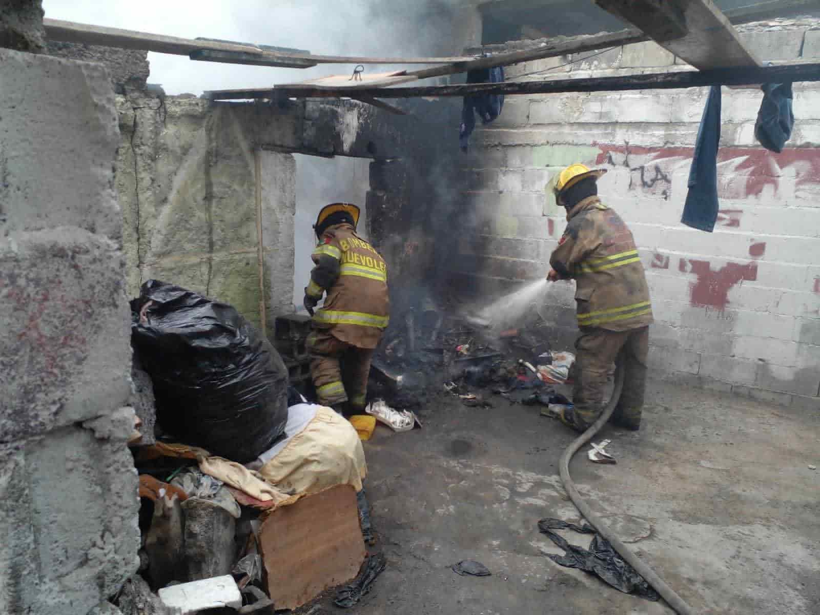 Elementos de la central de Bomberos de Nuevo León, se trasladaron al sector San Bernabé, donde se reportó el incendio de una vivienda que estaba abandonada