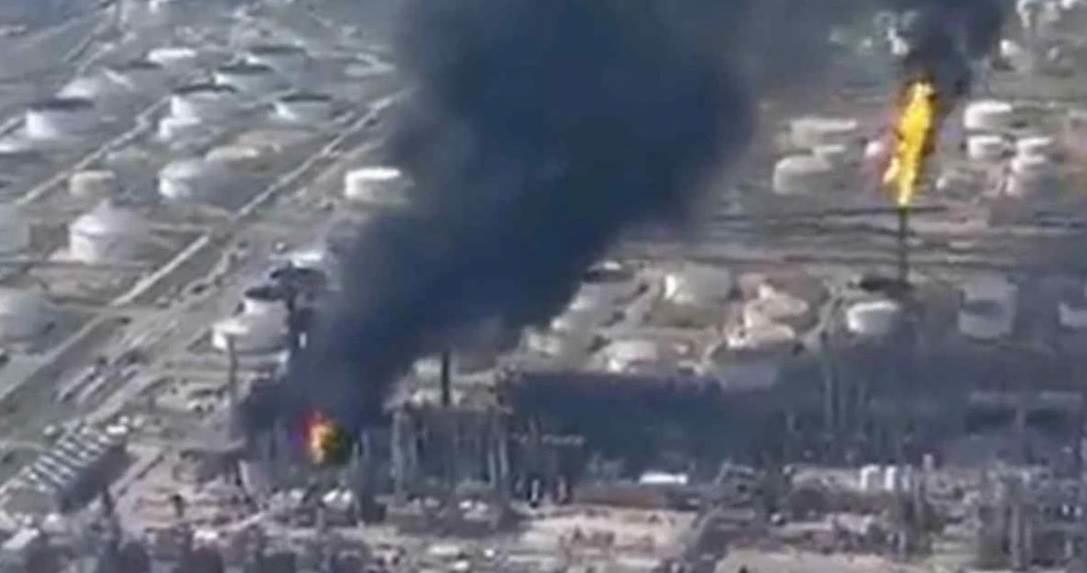 Confirman 2 heridos tras incendio en refinería en Texas