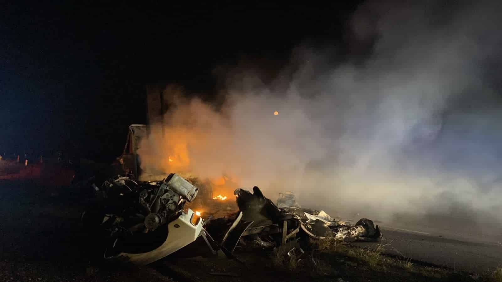 Dos fallecidos fue el resultado de un choque e incendio entre un par de tráileres, la madrugada de ayer en la Carretera a Laredo, municipio de Anáhuac, en los límites de Nuevo León con Tamaulipas