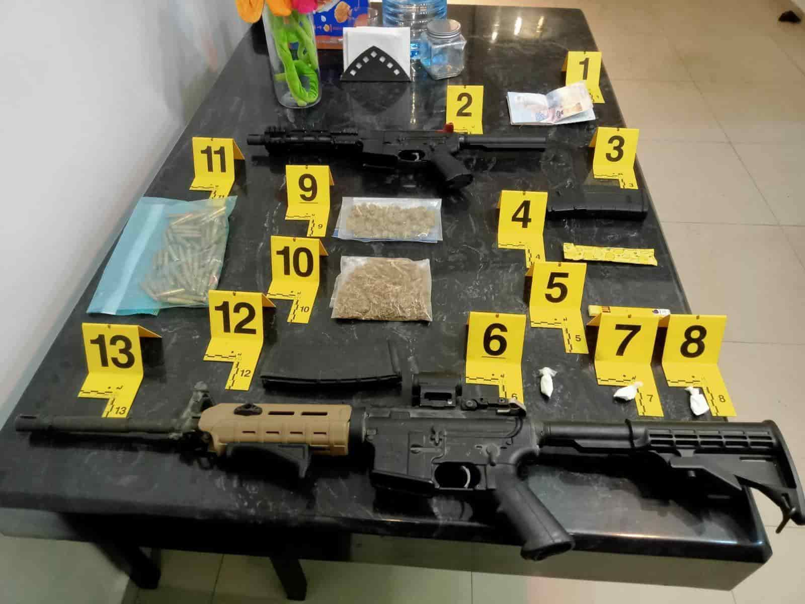 Dos armas largas, el aseguramiento de droga y un detenido, fue el resultado de un cateo realizado por la Fiscalía General de Justicia en un domicilio del municipio de San Nicolás de los Garza
