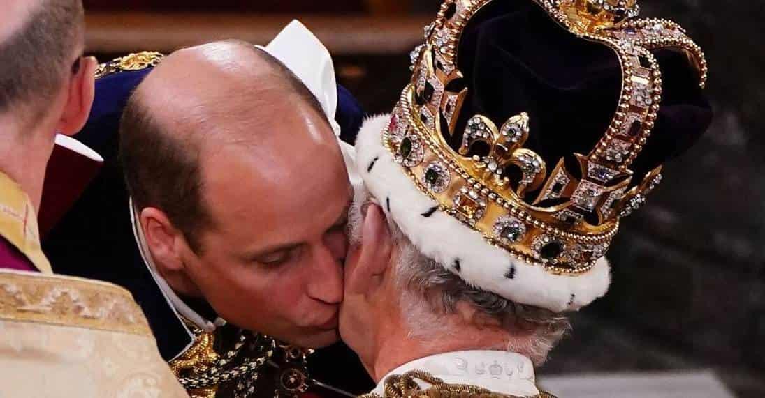 Carlos III tiene en su coronación emotivo momento
