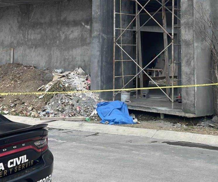 Muere tras caer de siete metros en construcción de Monterrey