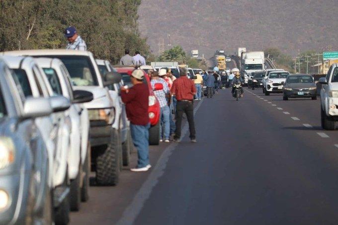 Productores de maíz amenazan con tomar Pemex en Sinaloa