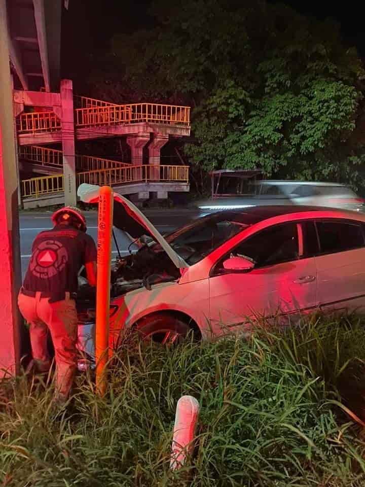 Con diversas lesiones resultó el conductor de un vehículo tras estrellarse contra un puente, la noche del sábado en la Carretera Nacional, municipio de Allende