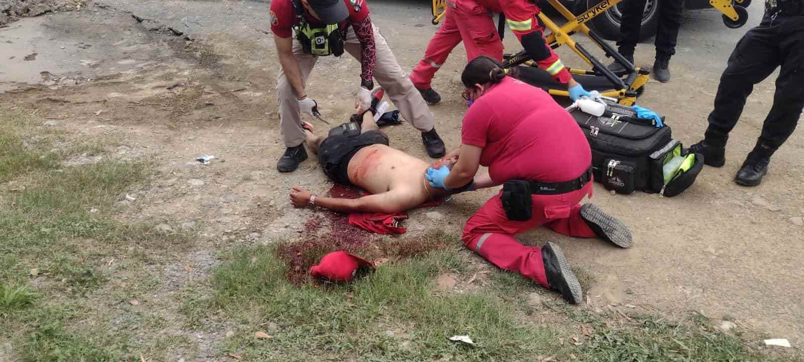 Luego de  bajarlo de un  vehículo un hombre fue atacado a balazos quedando gravemente lesionado, los agresores se dieron a la fuga, en Santiago