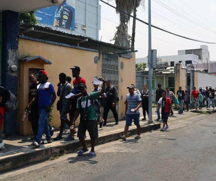Migrantes abarrotan oficinas del INM en Chiapas