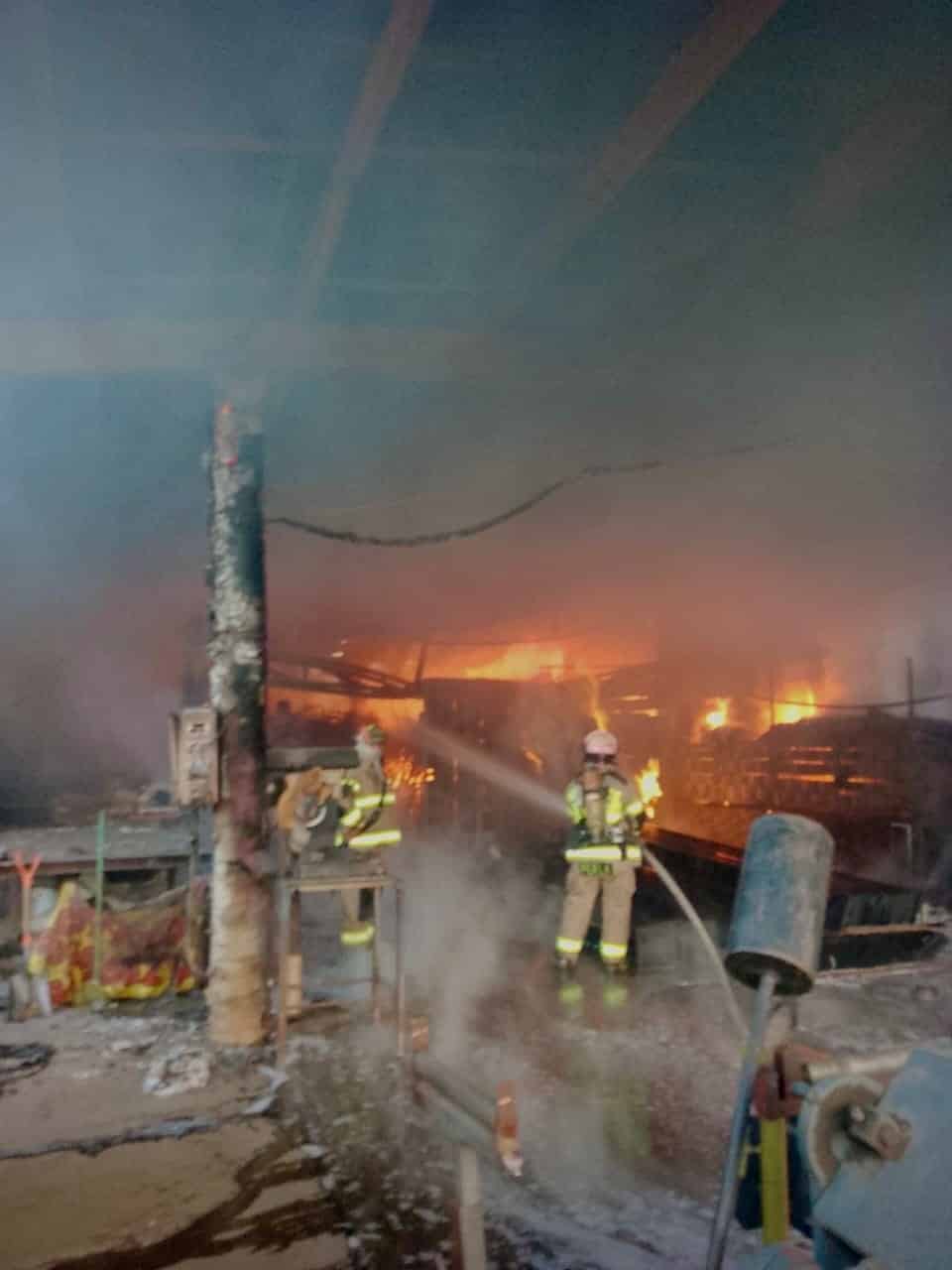 Un taller se incendió ayer en la Colonia Estrella sin que se reportaran lesionados, únicamente daños materiales y la movilización de rescatistas