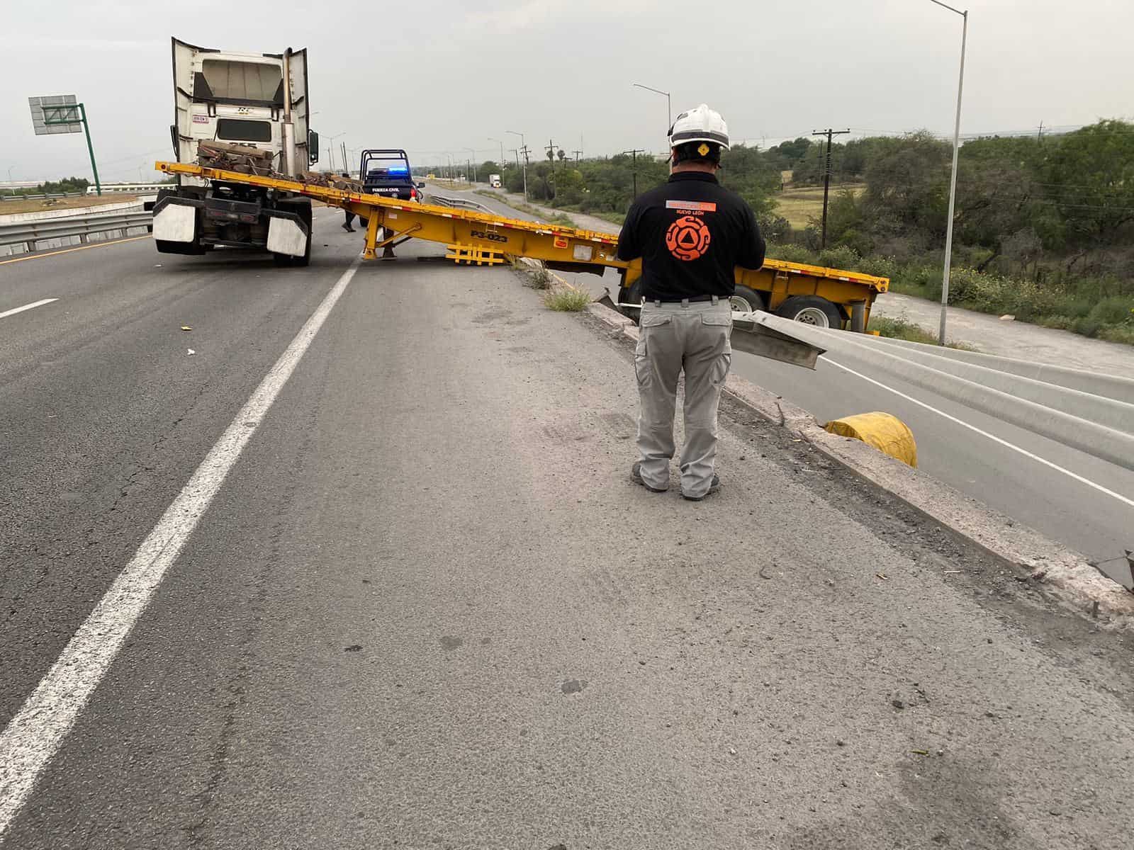 La plataforma de un tracto camión quedó a punto de caer de un puente luego de que la unidad se fue de reversa y se estrelló en el barandal de contención del Anillo Periférico, en el municipio Apodaca